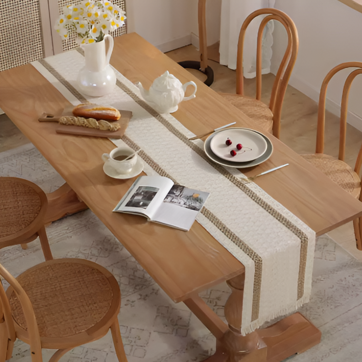 Boho blauwe tafelloper met zoomsteek – Zachte draden die rust en karakter uitstralen.