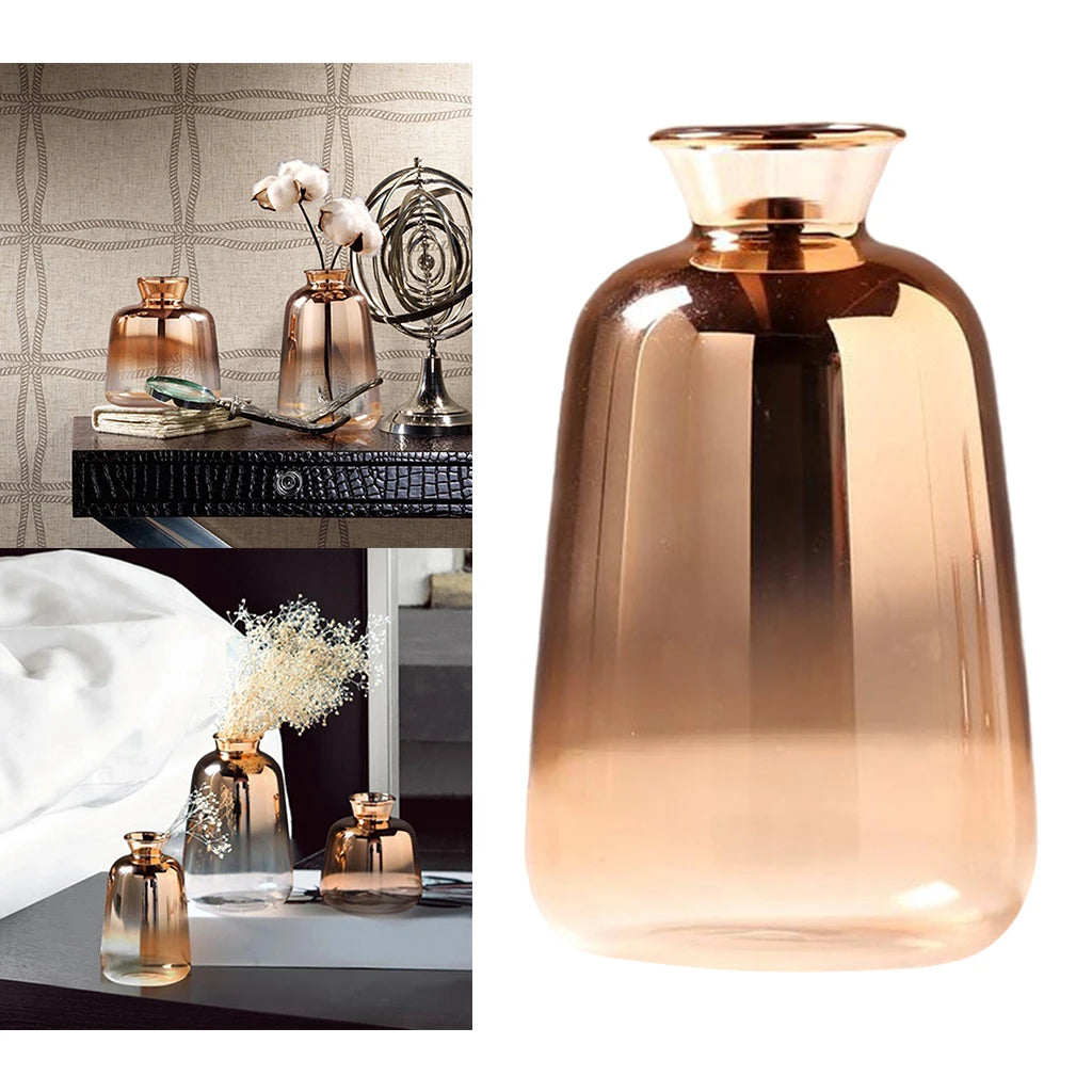 Transparent Glass Vase with Dried Pampas Grass – Light, form, and quiet simplicity